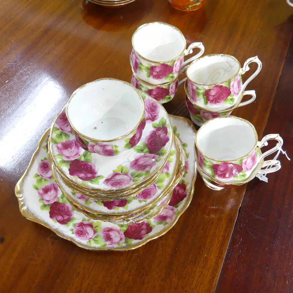 24 PCES ROYAL ALBERT OLD ENGLISH ROSES; 6 CUPS, 7 SAUCERS, 9 SIDE PLATES, SUGAR & PLATE Image 1++
