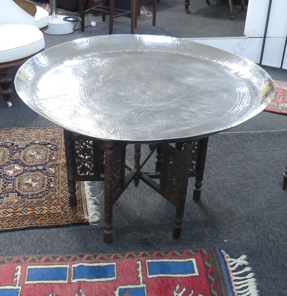 VERY LG SILVER METAL COFFEE TABLE w. ORIENTAL CARVED WOODEN FOLDING BASE 920mm dia Image 1++