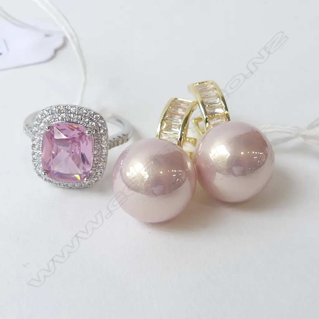 GIANT PEARL COSTUME EARRINGS & PINK STONE & DIAMANTE RING, SIZE S Image 1++