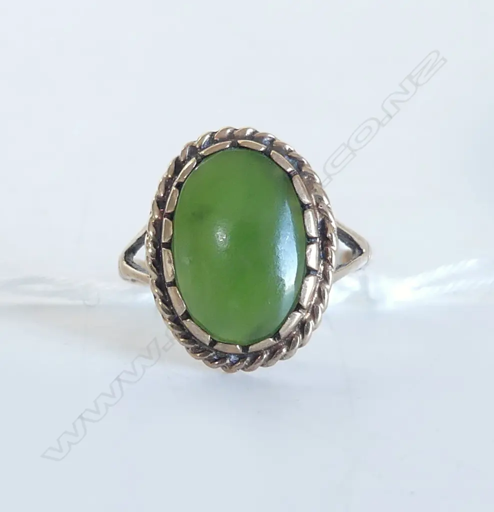 9CT JADE RING 3.4gms  SIZE N Image 1++