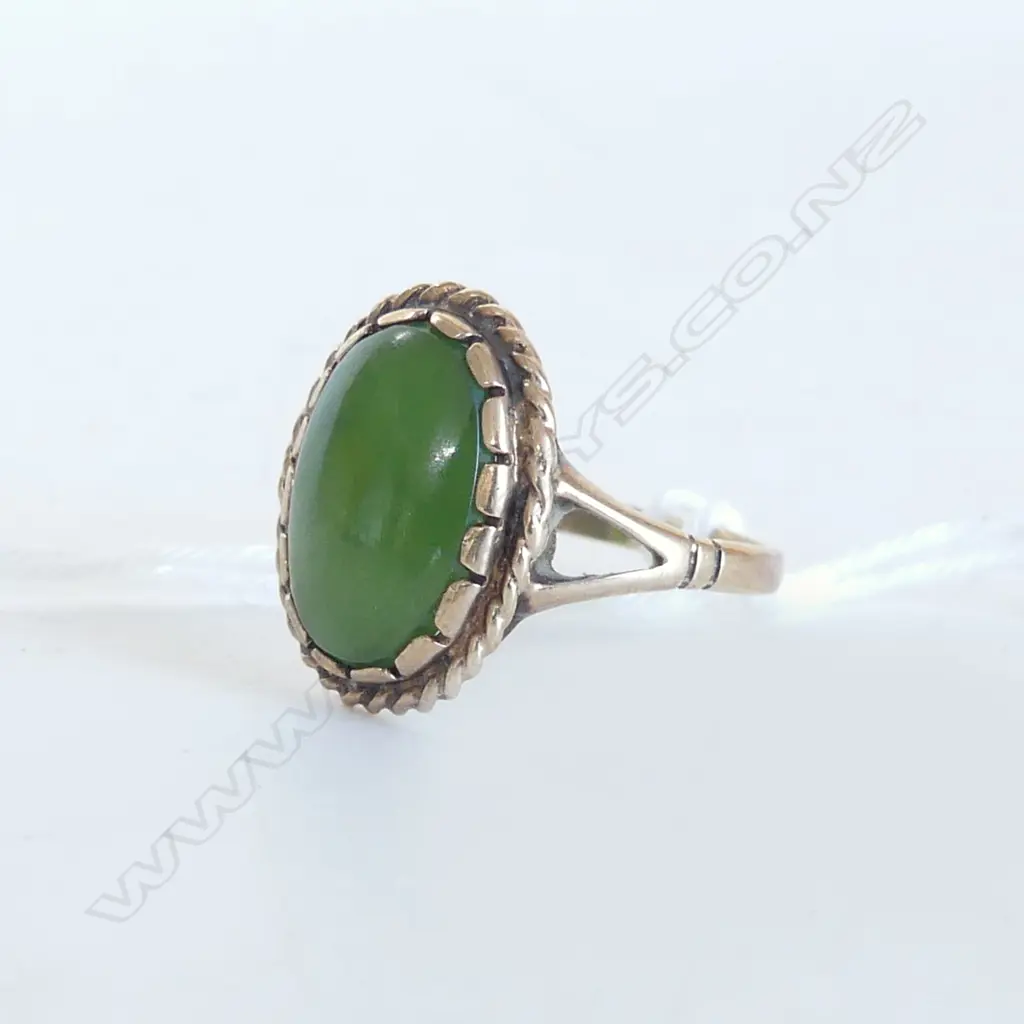 9CT JADE RING 3.4gms  SIZE N Image 1++