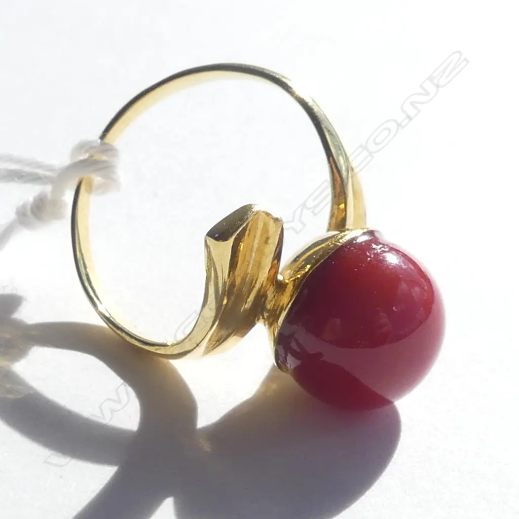18CT GOLD & RED CORAL RING Image 1++