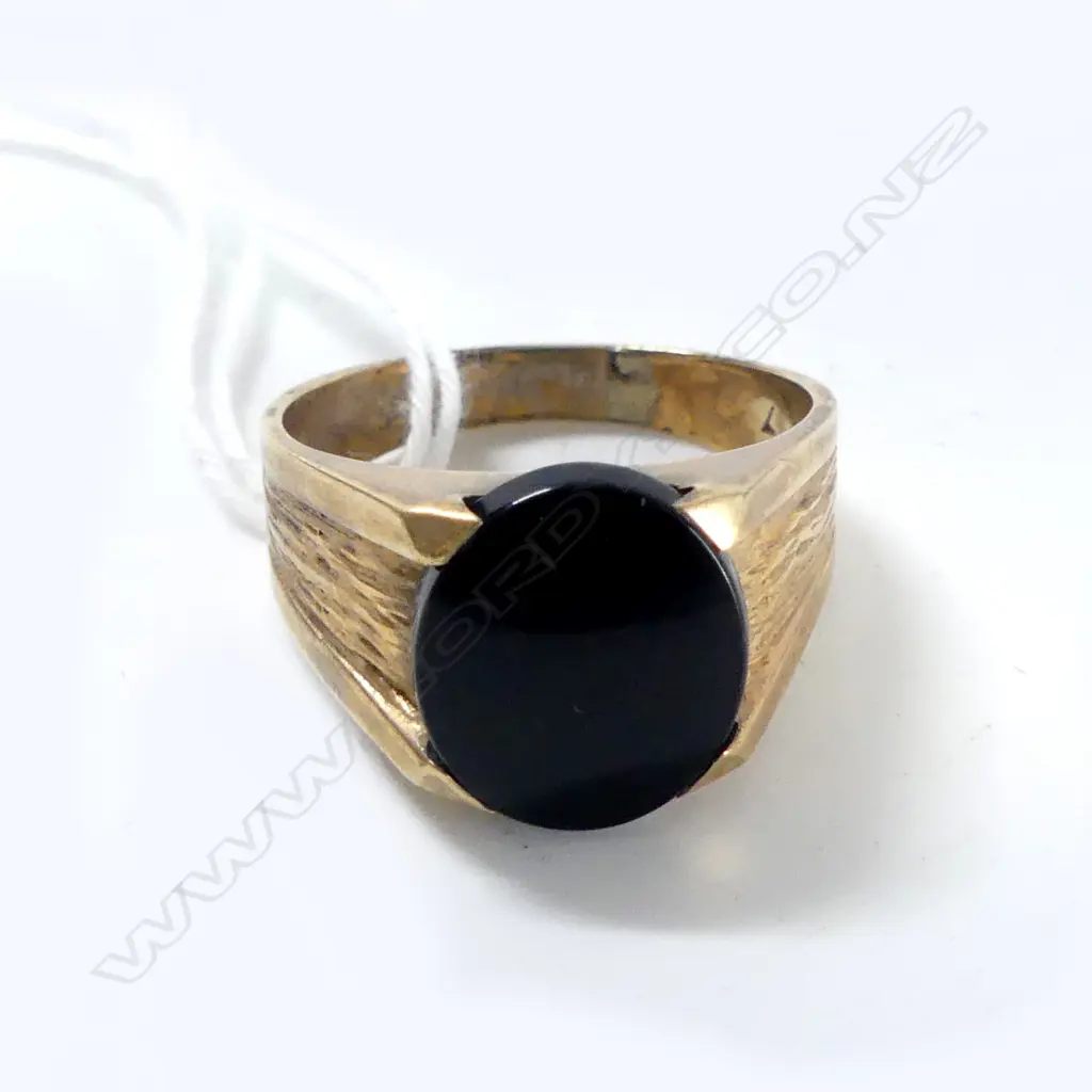 VINTAGE 9ct Y/ GOLD & OVAL ONYX  SIGNET RING 7.62gms Image 1++