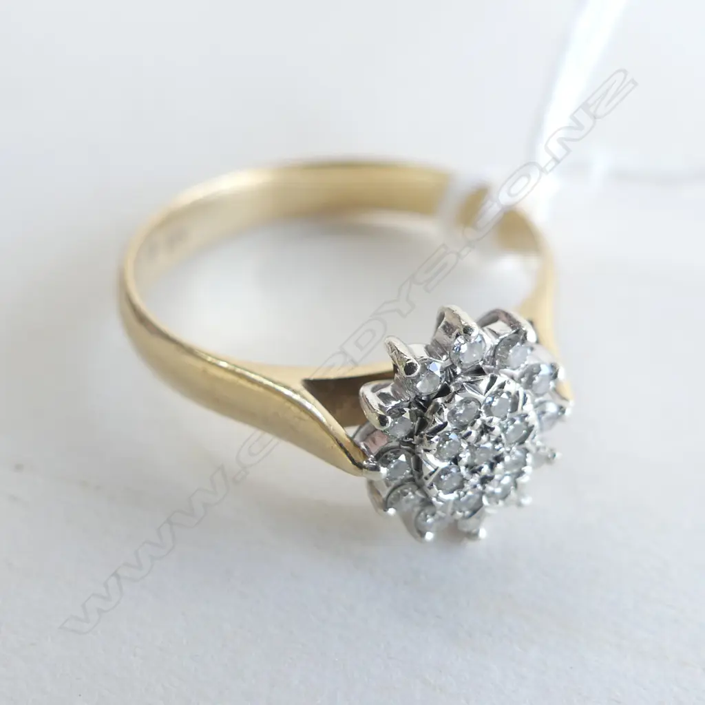 9CT GOLD & DIAMOND CLUSTER RING  20978  3 GMS Image 1++