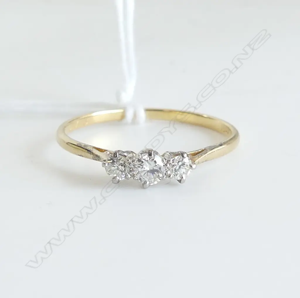 18CT & PLATINUM 3 DIAMOND RING SIZE P 1.4gms Image 1++