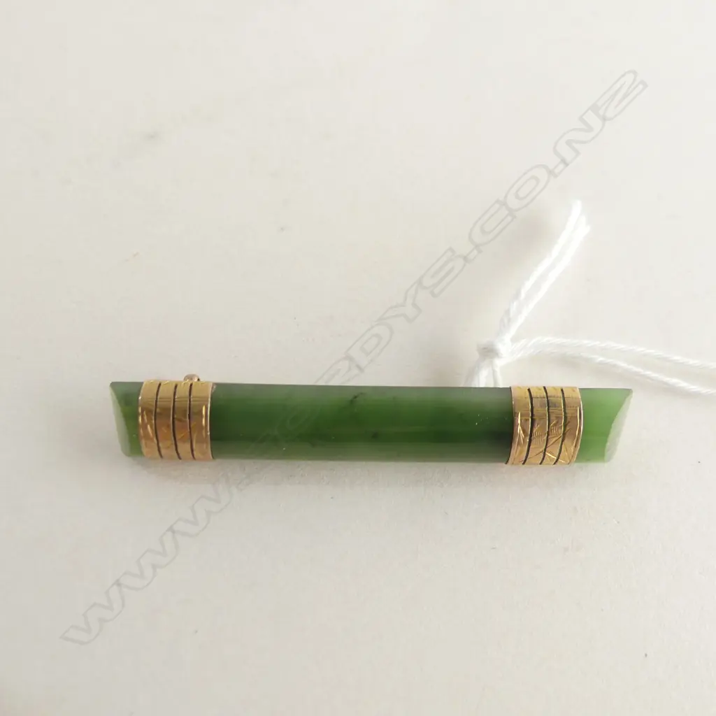 C1900 9CT & POUNAMU BAR BROOCH  Image 1++