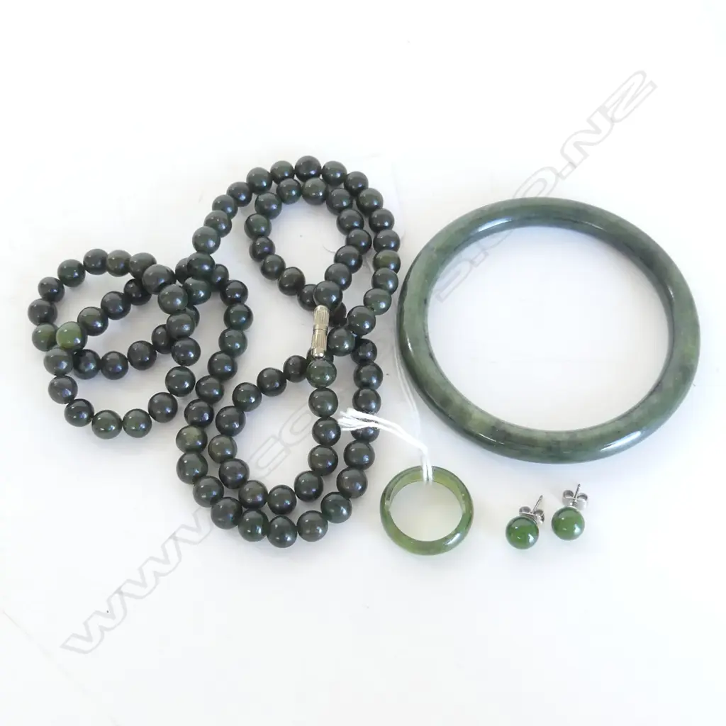 4 PCES GREENSTONE JADE JEWELLERY; NECKLACE, BANGLE, RING, PR EARRINGS Image 1++