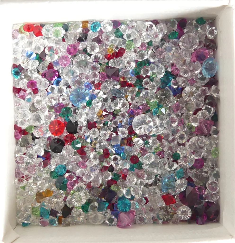 SMALL BOX OF SWAROVSKI CRYSTALS Image 1++