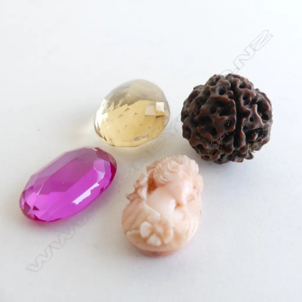 4 JEWELS: SHELL CAMEO CARVED PANEL + 2 FACETTED GEMS + NUT Image 1++