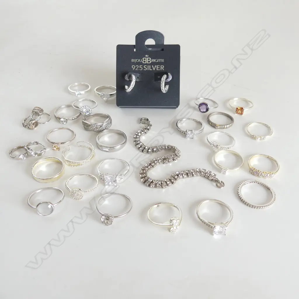 BAG LOT S/SILVER RINGS & EARINGS MAINLY NEW Image 1++
