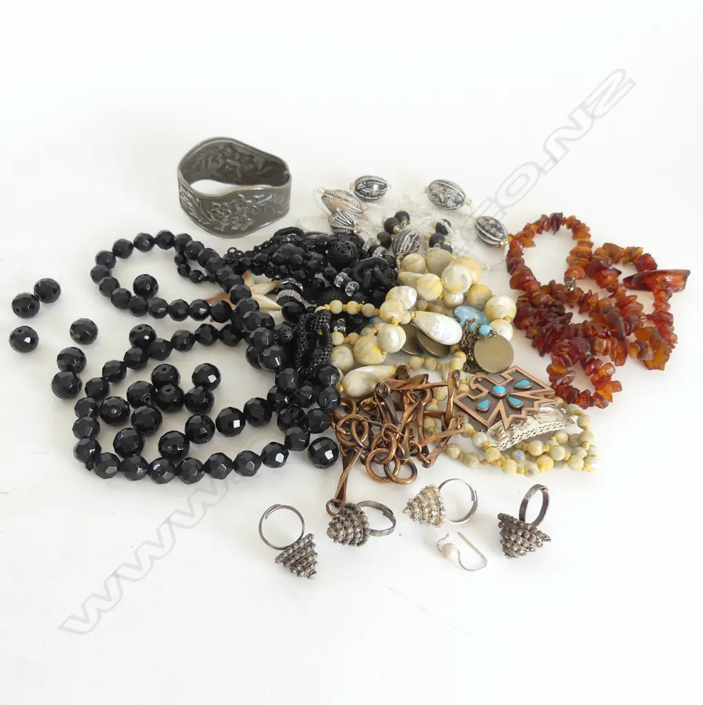 ASST. COSTUME JEWELLERY Image 1++