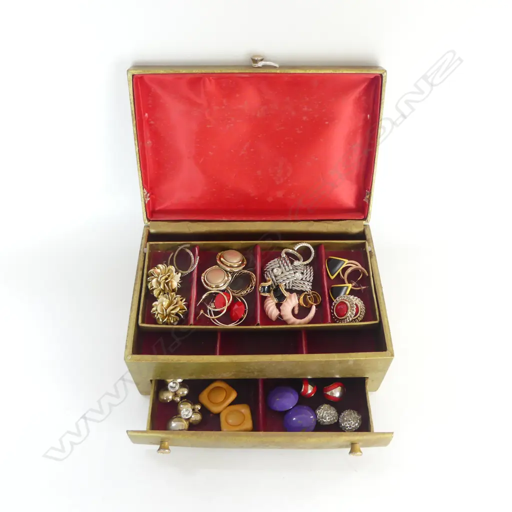 GOLD COLOURED JEWELLERY BOX W ASST  VINTAGE EARRINGS Image 1++