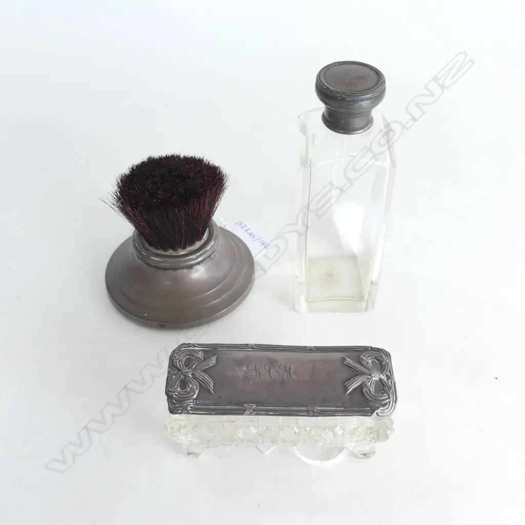 S/SILVER NIB WIPER & 2 S/SILVER TOPPED DRESSINGTABLE PCS  Image 1++