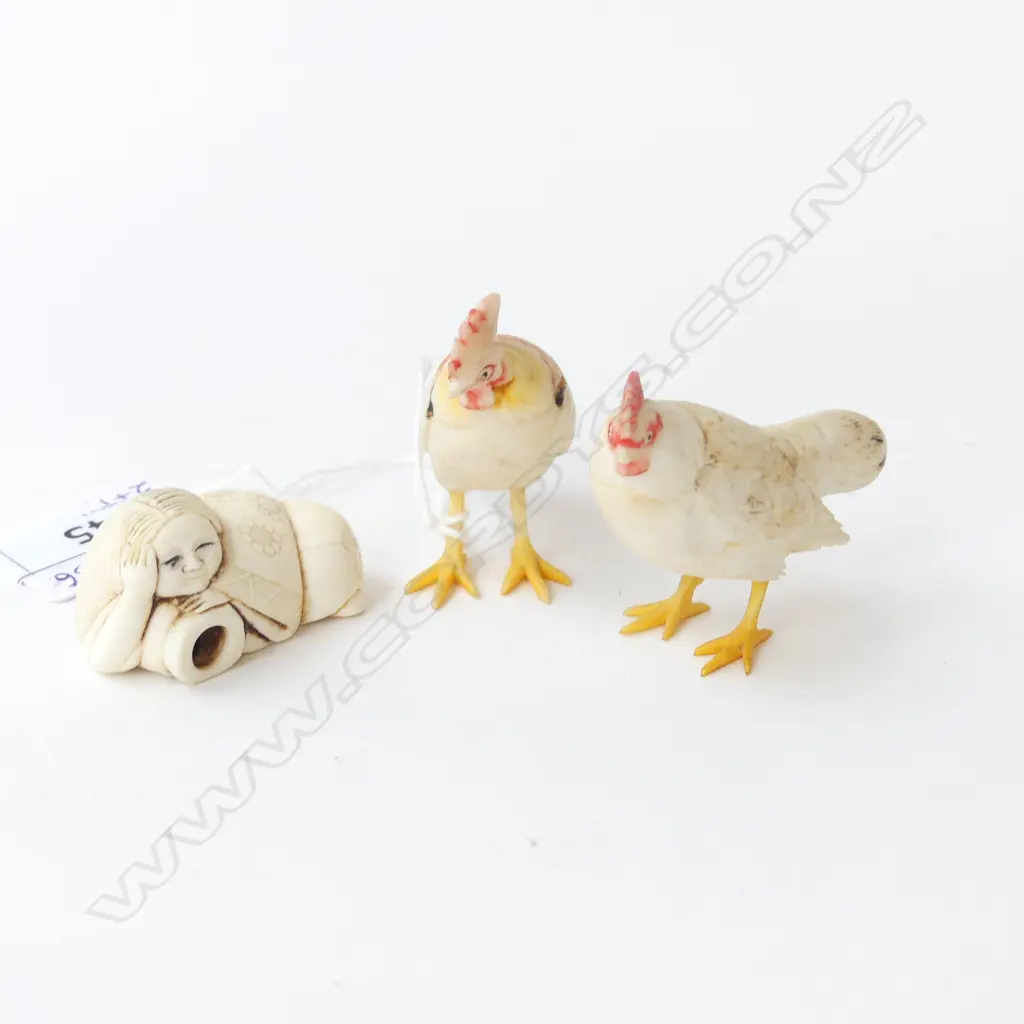 CARVED IVORY NETSUKE, SIGNED L. 45mm + CHICKEN & ROOSTER  Image 1++