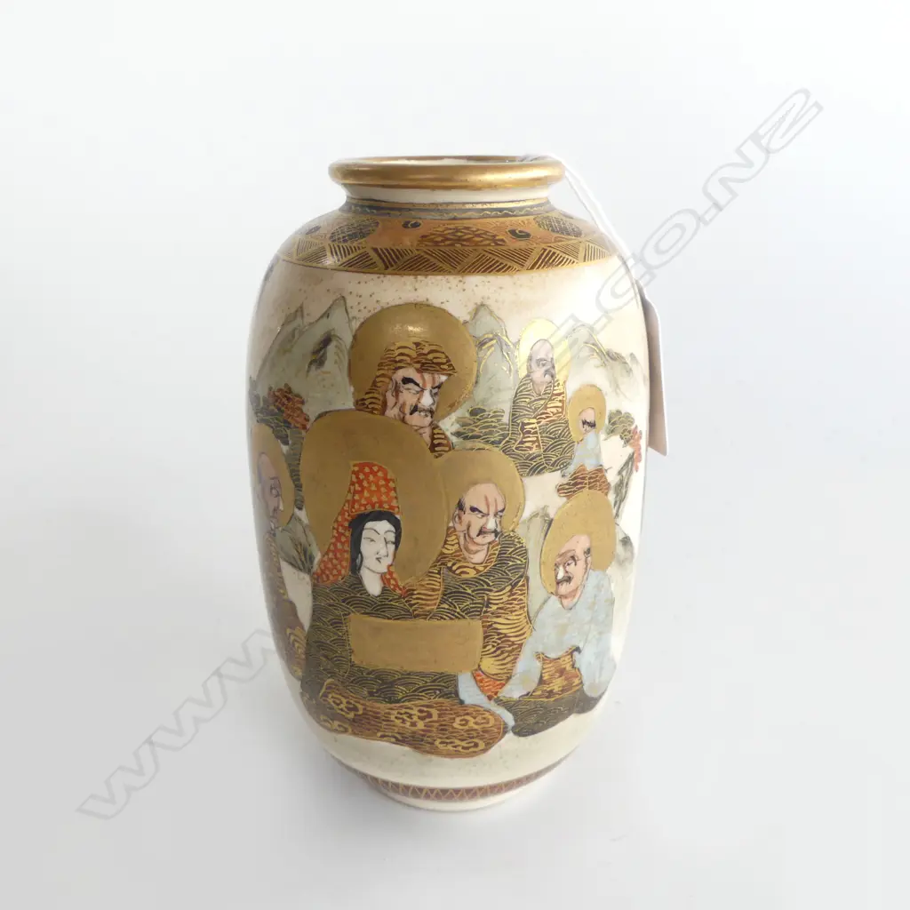 FINE DETAILED 19THC SATSUMA VASE, DECORATED WITH WARRIORS ON FORESHORE ETC. H. 130mm Image 1++