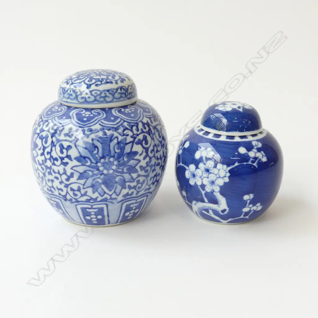 TWO BLUE & WHITE GINGER JARS WITH LIDS H.11CM H.8CM Image 1++