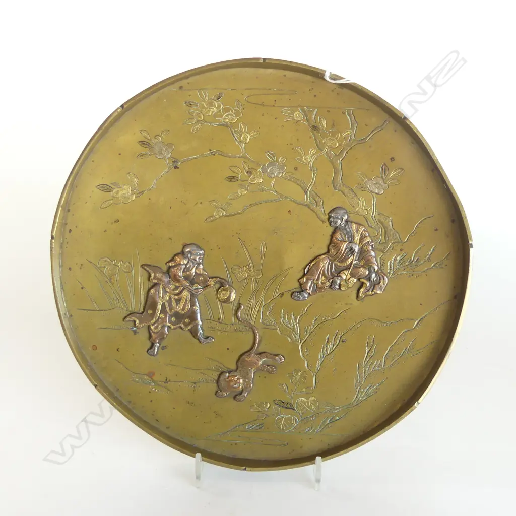 OLD MEIJI JAPANESE BRONZE/BRASS PLAQUE OVERLAYED W COLOURED METALS. LANDSCAPE W FIGURES & TIGER Dia.245mm Image 1++