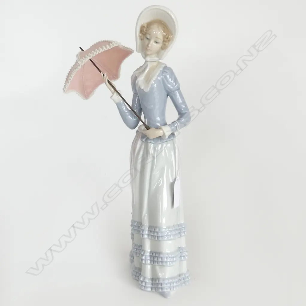 LLADRO FIGURINE LADY WITH SUNSHADE H320MM Image 1++