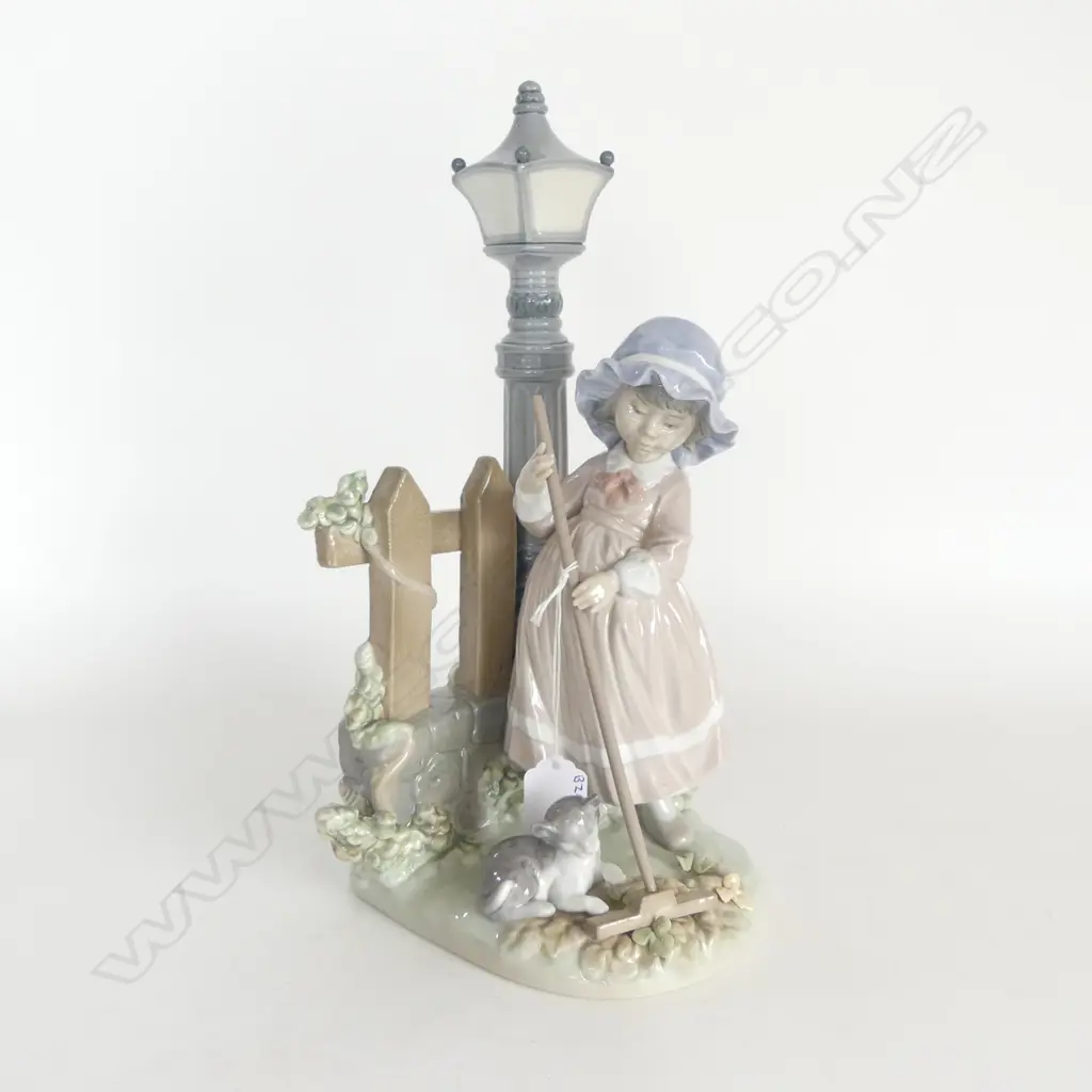 LLADRO FIGURE WITH RAKE H330MM CAT & LAMPLIGHT Image 1++