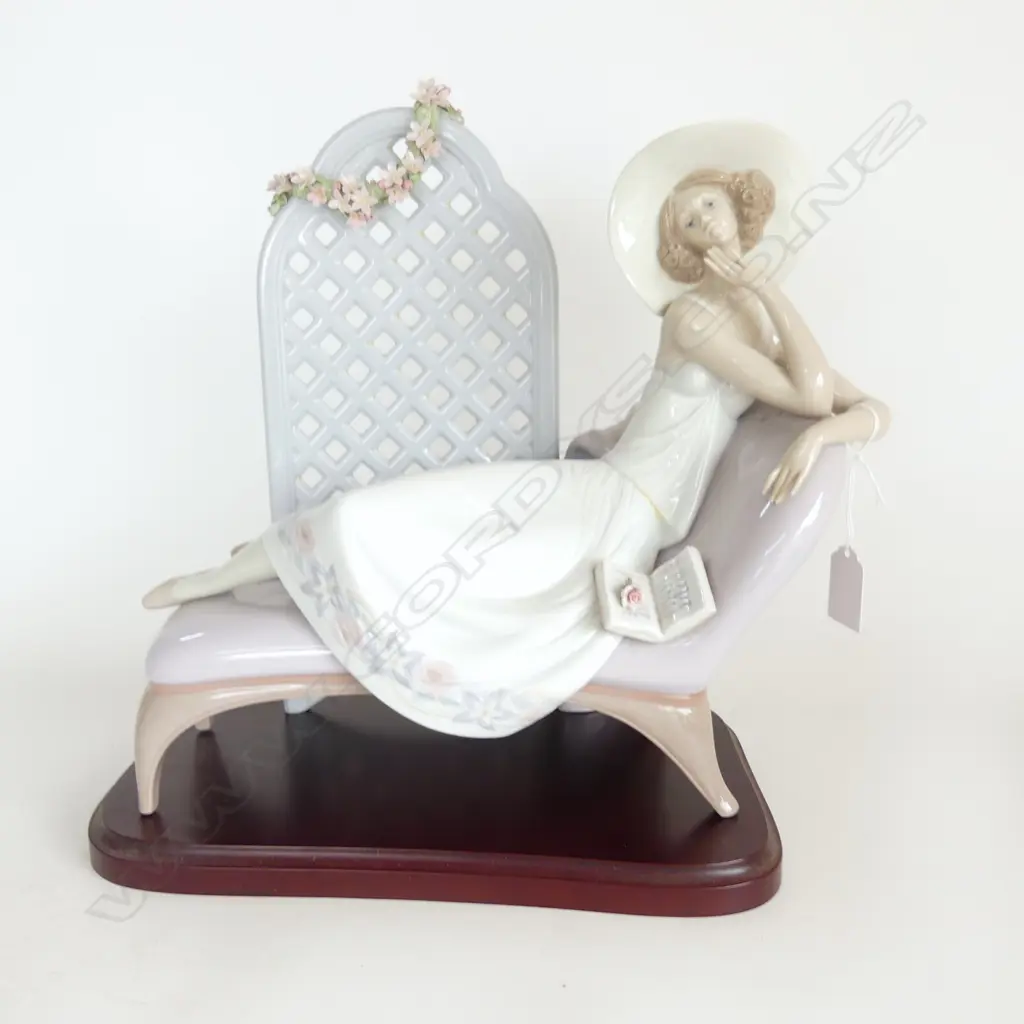 LLADRO FIGURINE GARDEN OF DREAMS ISSUED 1994  SIGNED & DETAILED TO BASE  ON STAND H335MM Image 1++