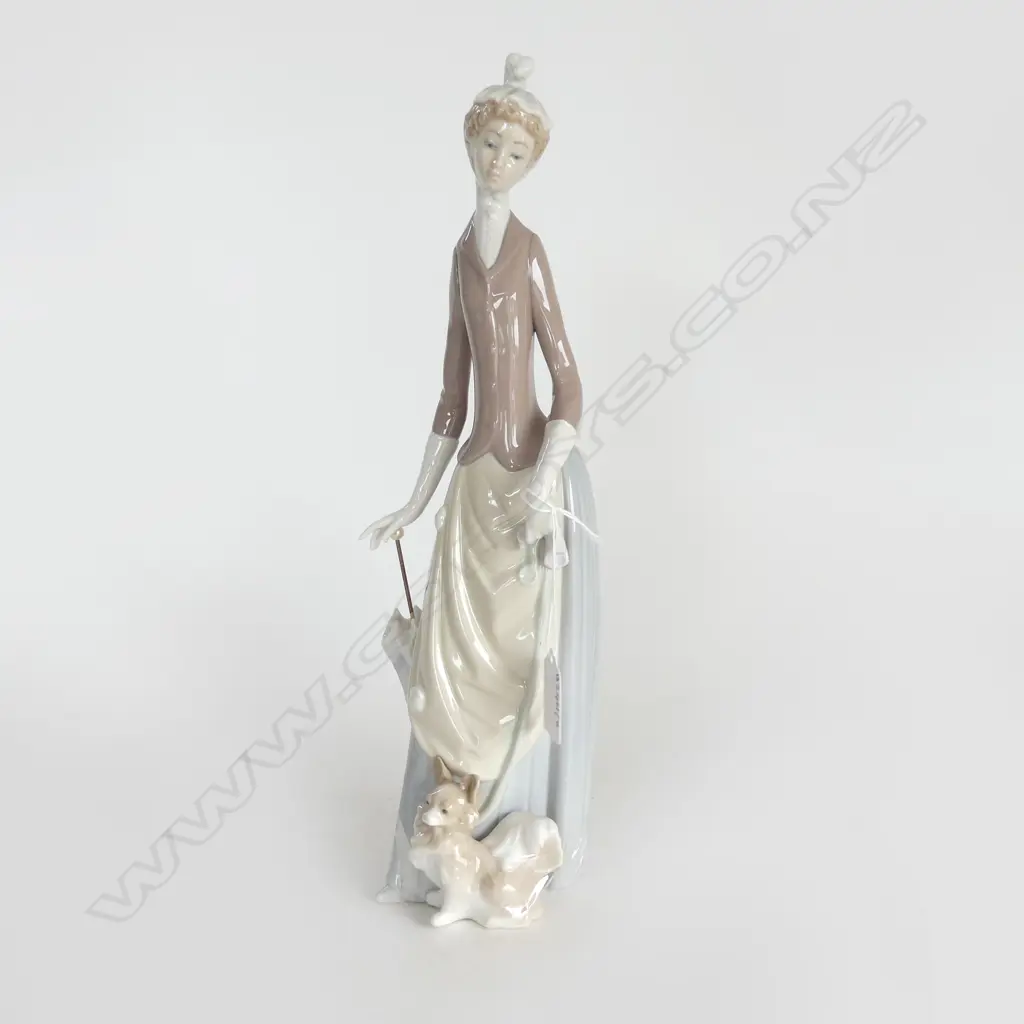 LLADRO FIGURINE  LADY WITH POMIRANIAN H355MM Image 1++