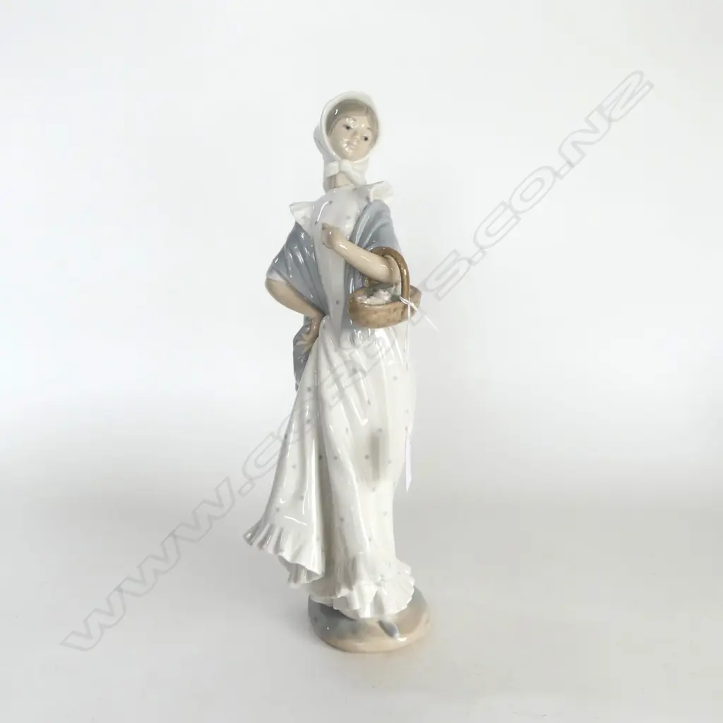 NAO FIGURINE GIRL HOLDING BASKET H335MM Image 1++