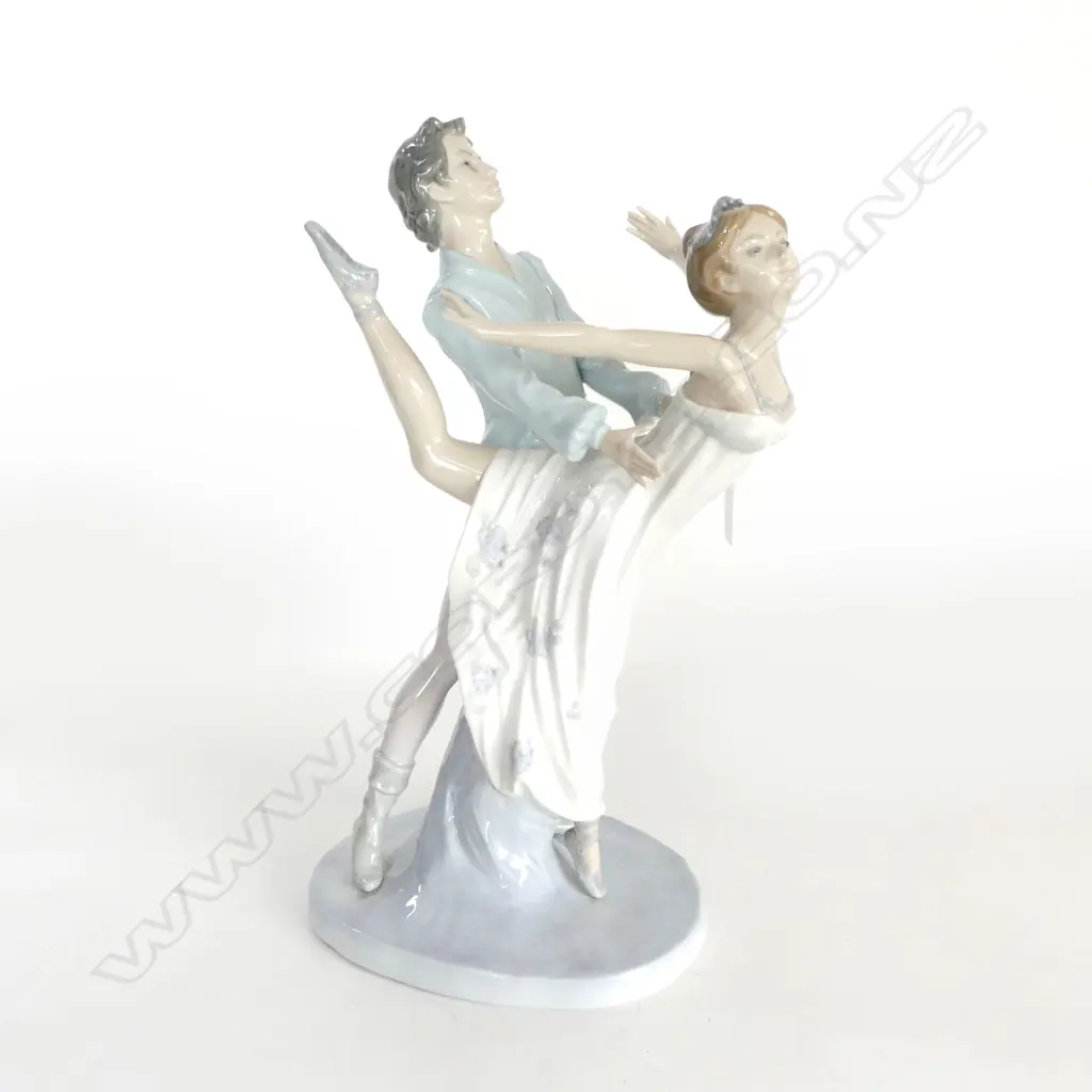 NAO FIGURE GROUP  BALLET DANCING COUPLE H320MM Image 1++