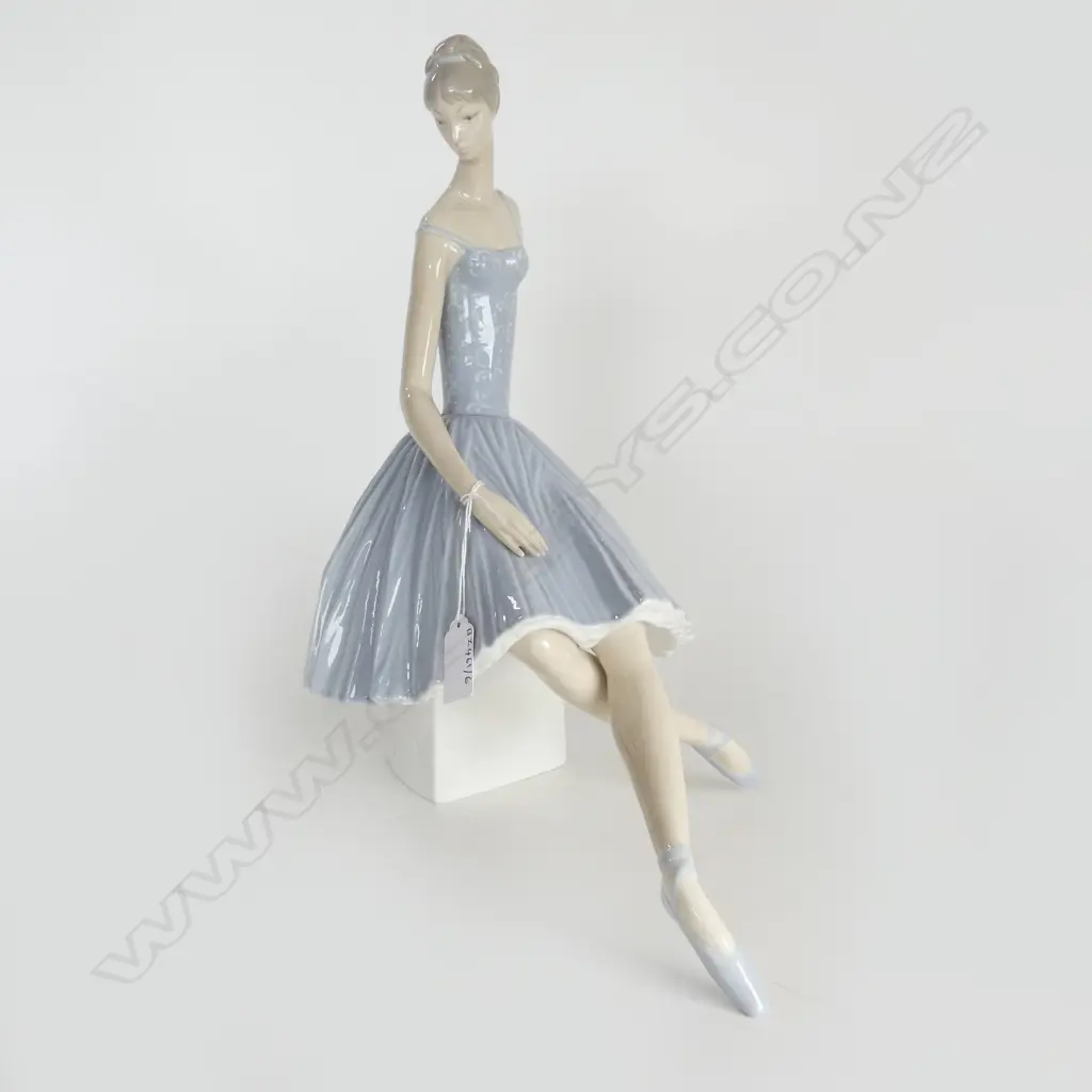 LLADRO SEATED BALLET DANCER H365MM Image 1++