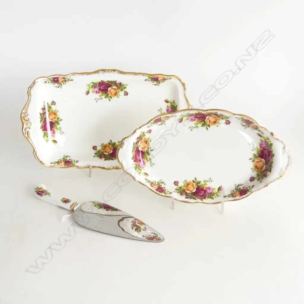 THREE ROYAL ALBERT OLD COUNTRY ROSE ITEMS, CAKE PLATES RECTANGULAR & OVAL WITH MATCHING CAKE SLICE. Image 1++