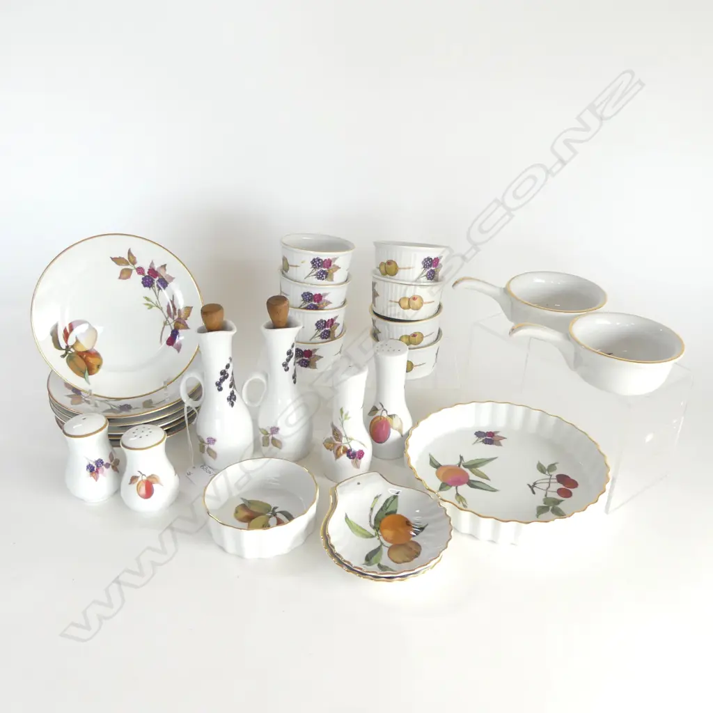 26 PCES ROYAL WORCESTER EVESHAM; 13 RAMEKINS, 6 SIDE PLATES, DISH 200mm dia, 3 PRS CONDIMENTS Image 1++