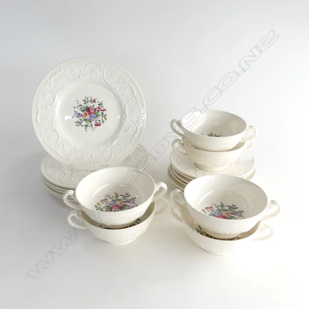 QUANTITY OF WEDGWOOD 'SWANSEA' PATTERNED DINNERSET, SIX DINNER/SIDE PLATES FIVE SOUPBOWLS Image 1++