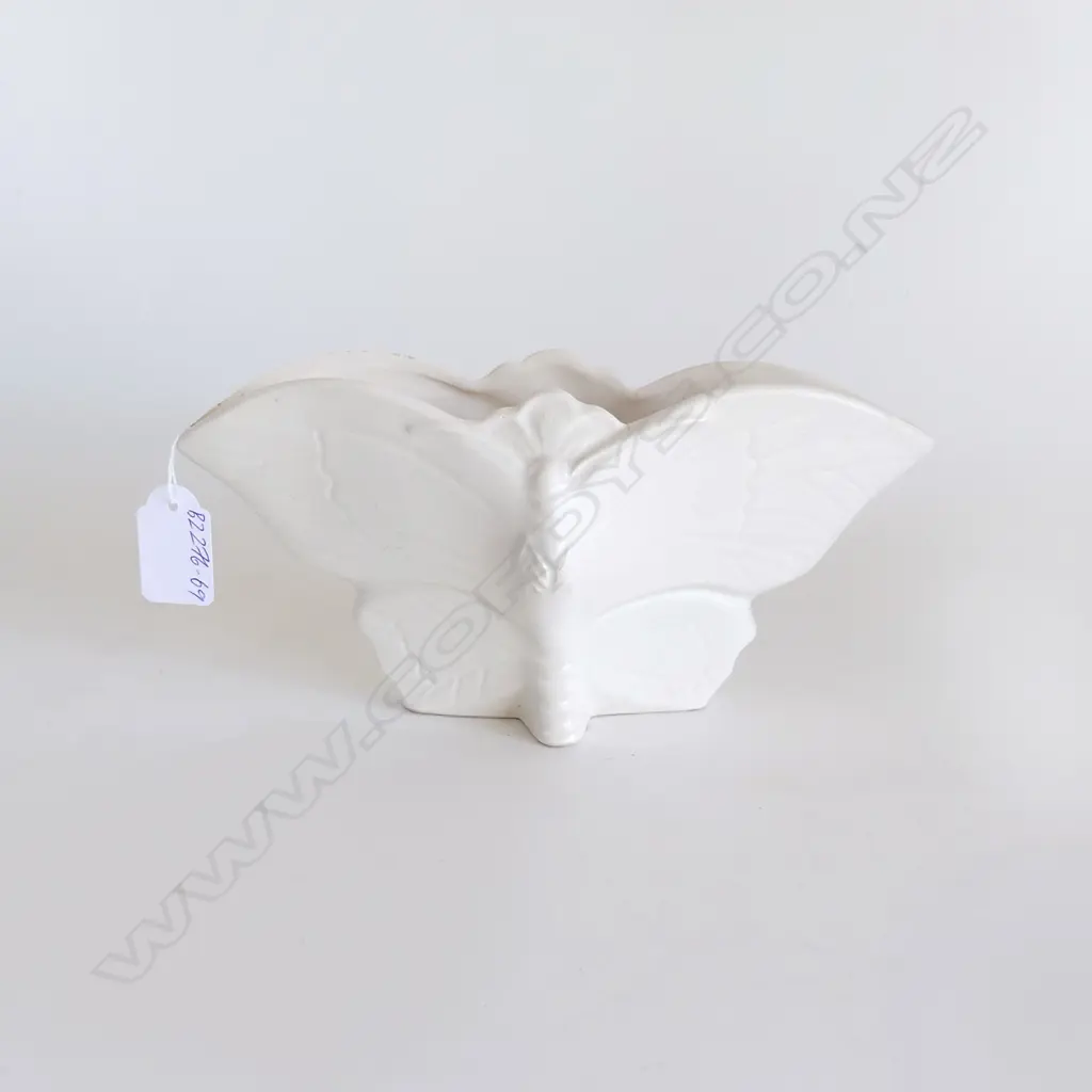 WHITE TITIAN STUDIOS 'BUTTERFLY' VASE 200 x 70 x 80mm Image 1++