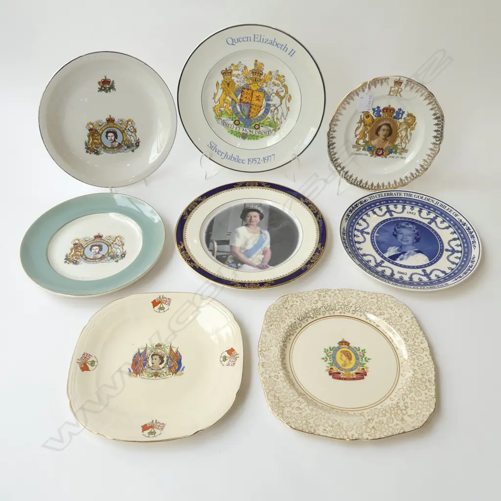 EIGHT QUEEN ELIZABETH II COMMEMORATIVE PLATES – 1953 CORONATION, 60TH BIRTHDAY, SILVER & GOLDEN JUBILEES ETC Image 1++