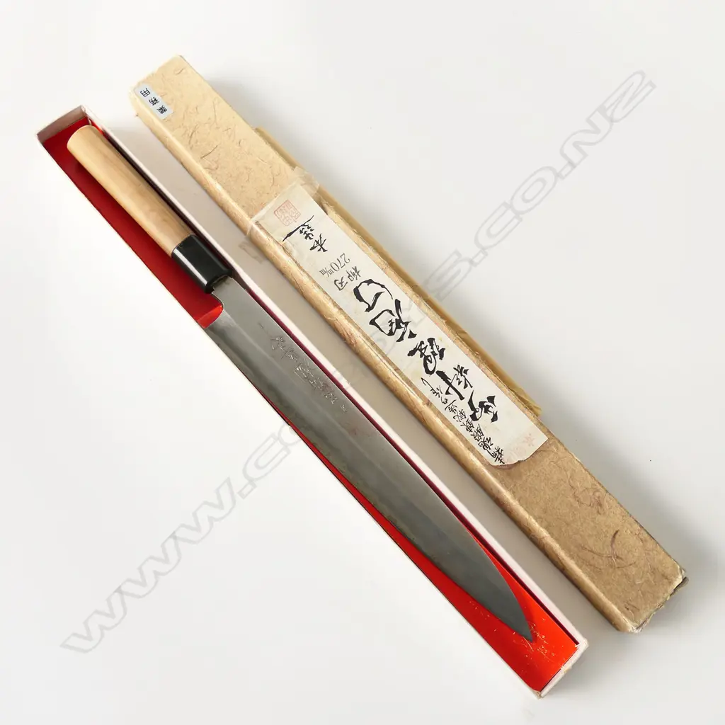 BOXED JAPANESE YANAGIBA CHEF'S KNIFE, HORN FERRULE, L. 270mm (blade), 410mm (overall) Image 1++