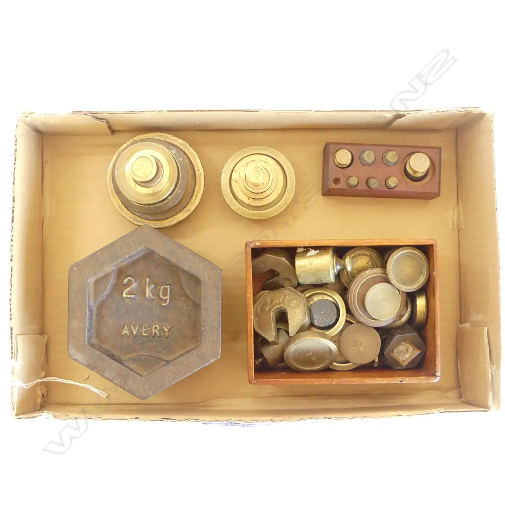 LG COLLECTION OF VINTAGE BRASS WEIGHTS; INCL AVERY & SM SET IN WOODEN TRAY Image 1++