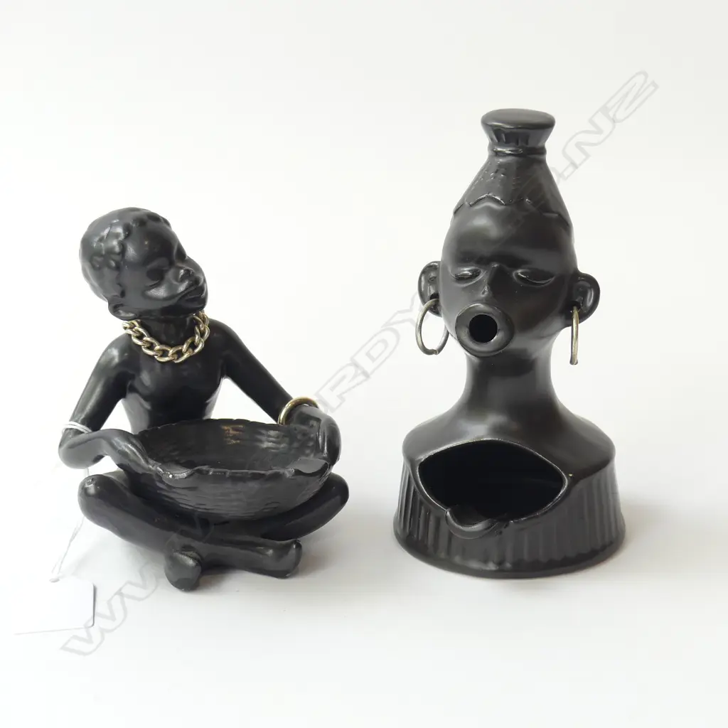 2 VINTAGE BLACK CERAMIC AFRICAN THEMED ASHTRAYS Image 1++