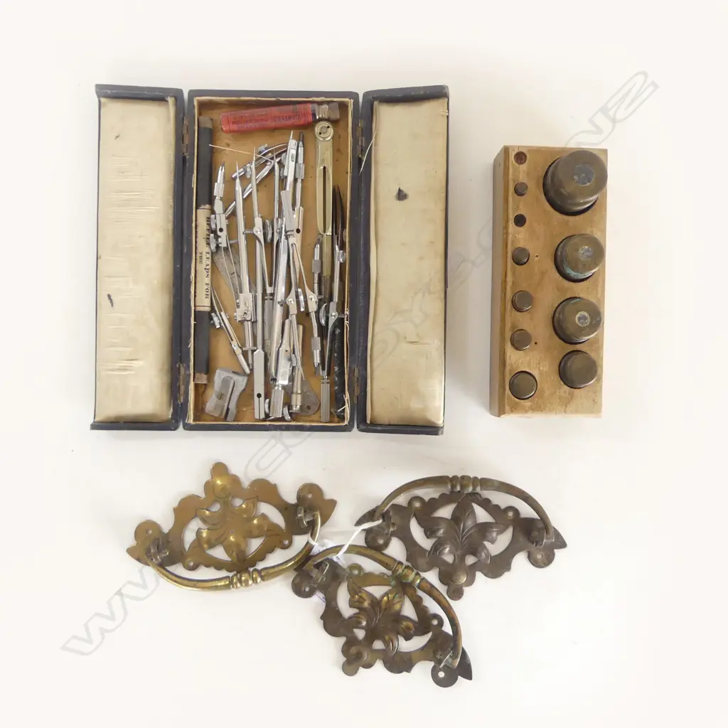 SET BRASS WEIGHTS IN WOODEN HOLDER (2 MISSING ) & BOXED OLD DRAWING SET WITH 3  BRASS HANDLES  Image 1++