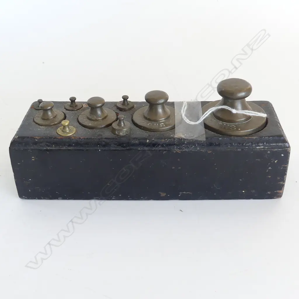 SET EIGHT BRASS WEIGHTS IN WOODEN CUSTOM CONTAINER  Image 1++