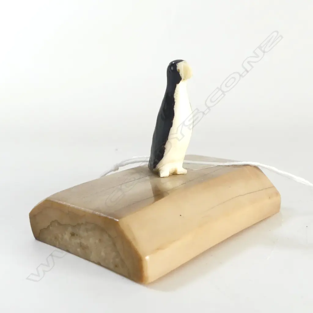 WALRUS TUSK CARVED PENGUIN ON TUSK SECTION BASE L.64MM Image 1++