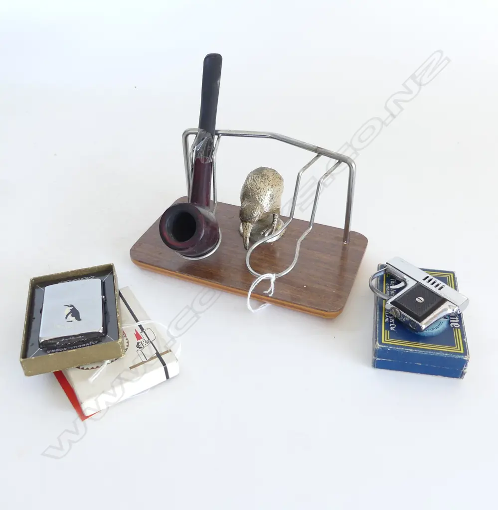 KIWIANA PIPE STAND WITH METAL KIWI & TWO BOXED LIGHTERS,  ZIPPO & 'PISTOL' LIGHTER  Image 1++