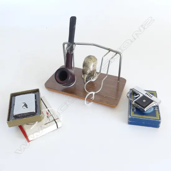 KIWIANA PIPE STAND WITH METAL KIWI & TWO BOXED LIGHTERS,  ZIPPO & 'PISTOL' LIGHTER 