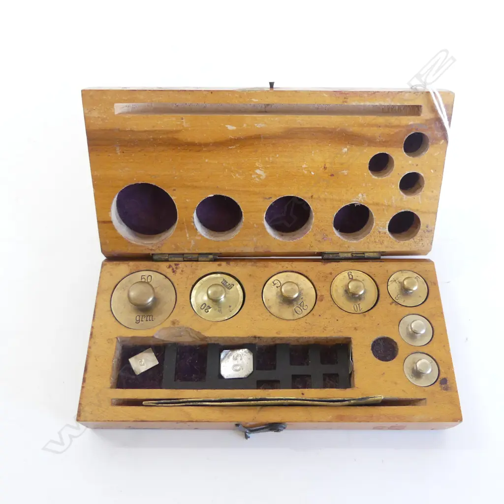 BOXED SET VINTAGE BRASS CHEMIST WEIGHTS (1 missing & box faults) Image 1++