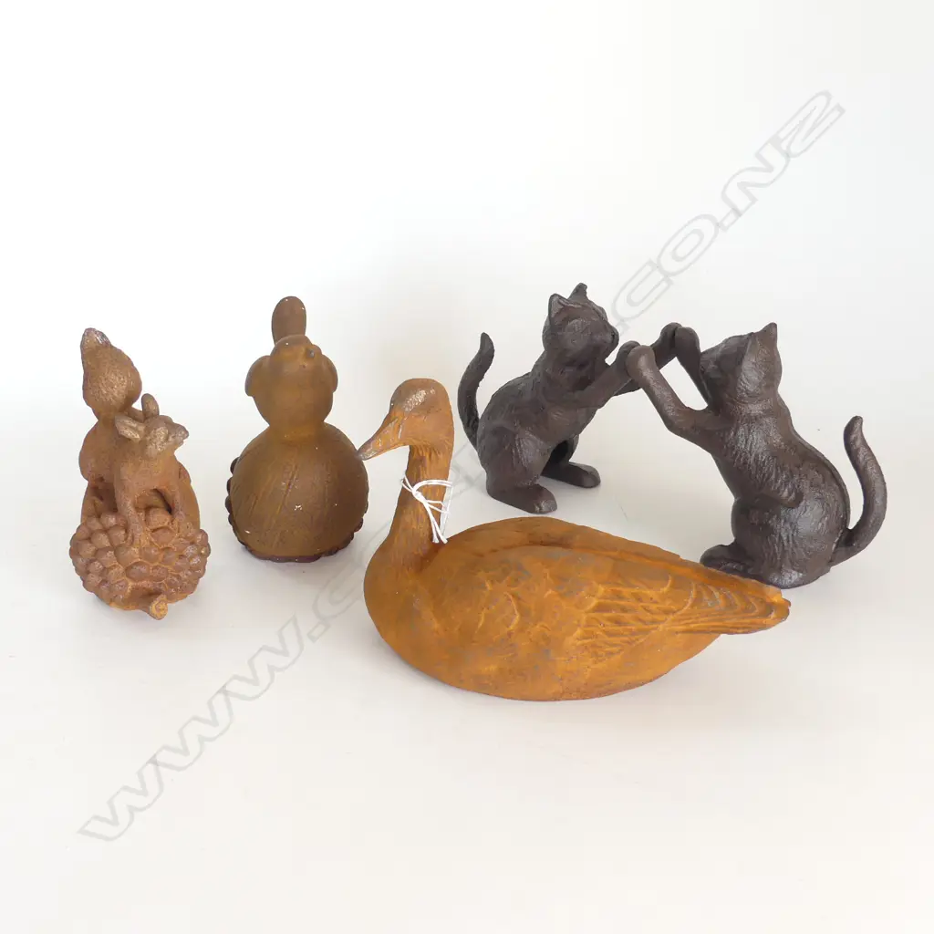 5 CAST IRON ANIMALS; PR CATS, DUCK L.195mm, BIRD & SQUIRREL ON ACORN Image 1++