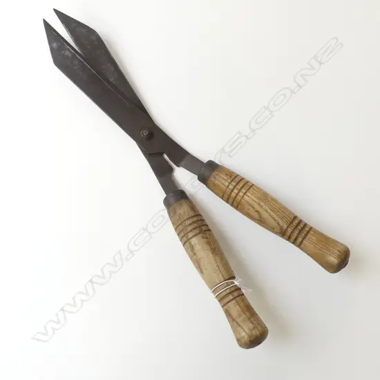 PAIR OF VINTAGE GARDEN SHEARS STEEL BLADES & WOODEN HANDLES L.37CM