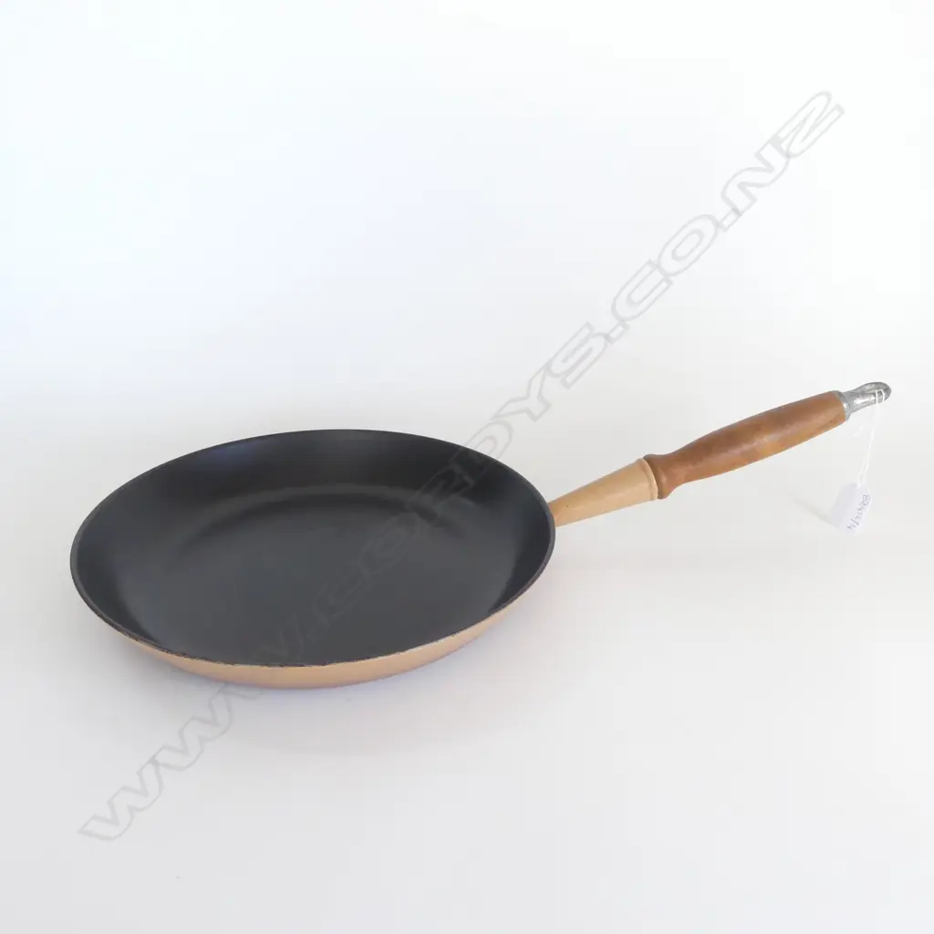 LE CREUSET CAST IRON FRYPAN SIZE 29 300mm dia Image 1++