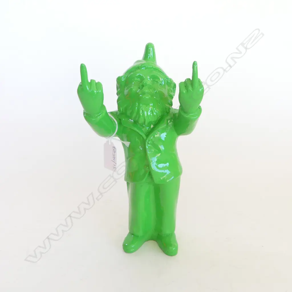 GREEN RESIN GNOME PULLING THE FINGERS H.240mm Image 1++