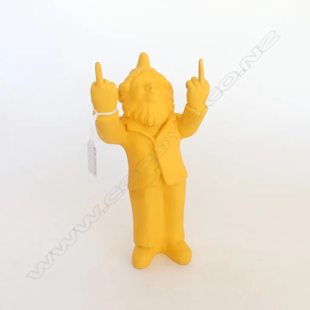 YELLOW PAINTED RESIN GNOME PULLING THE FINGERS H.240mm Image 1++
