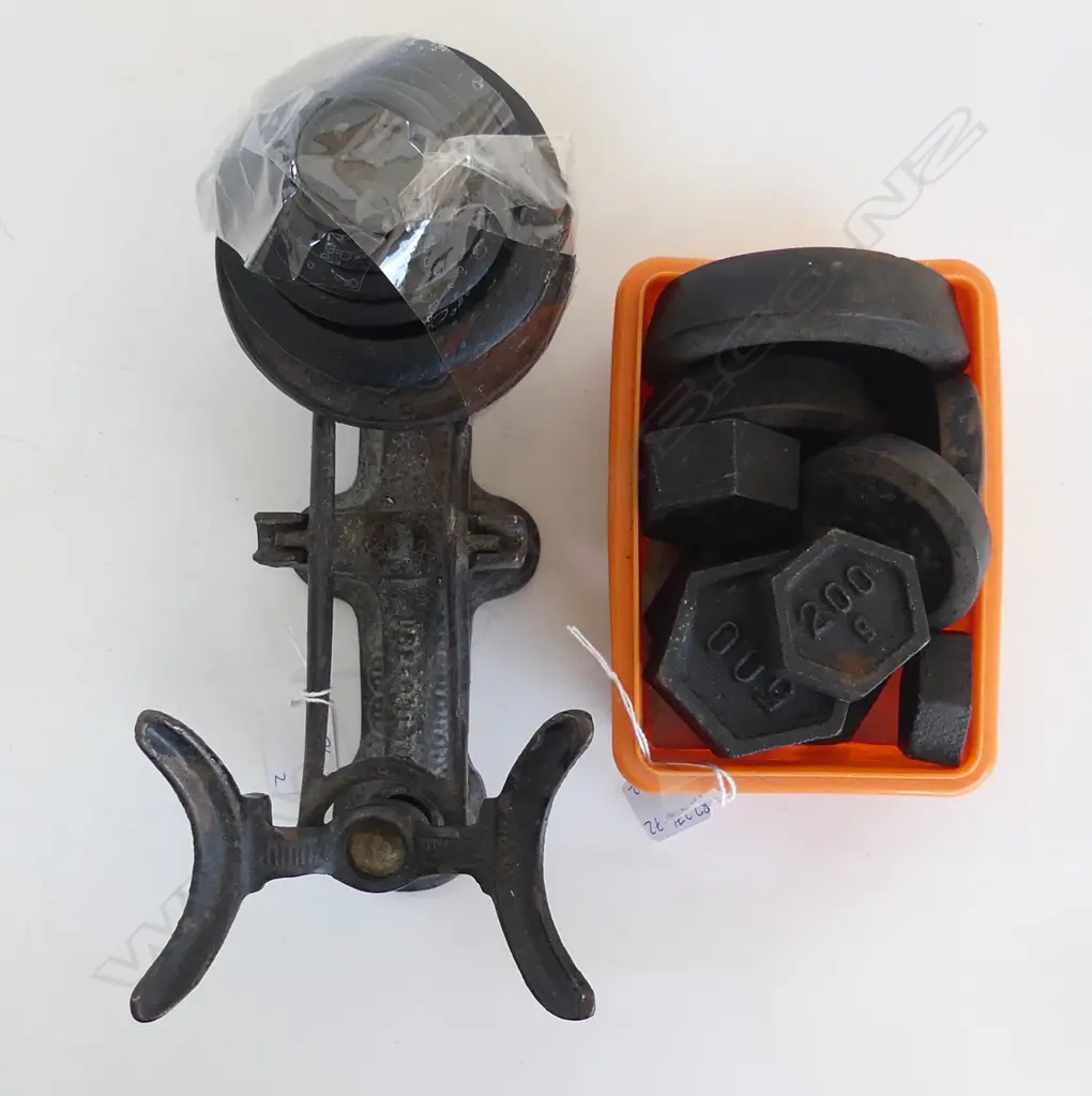 CAST IRON OLD KITCHEN SCALES WITH WEIGHTS (NO TRAY) & 15 OTHER WEIGHTS: 5 HEXAGONAL , 4 BRASS & CIRCULAR  Image 1++