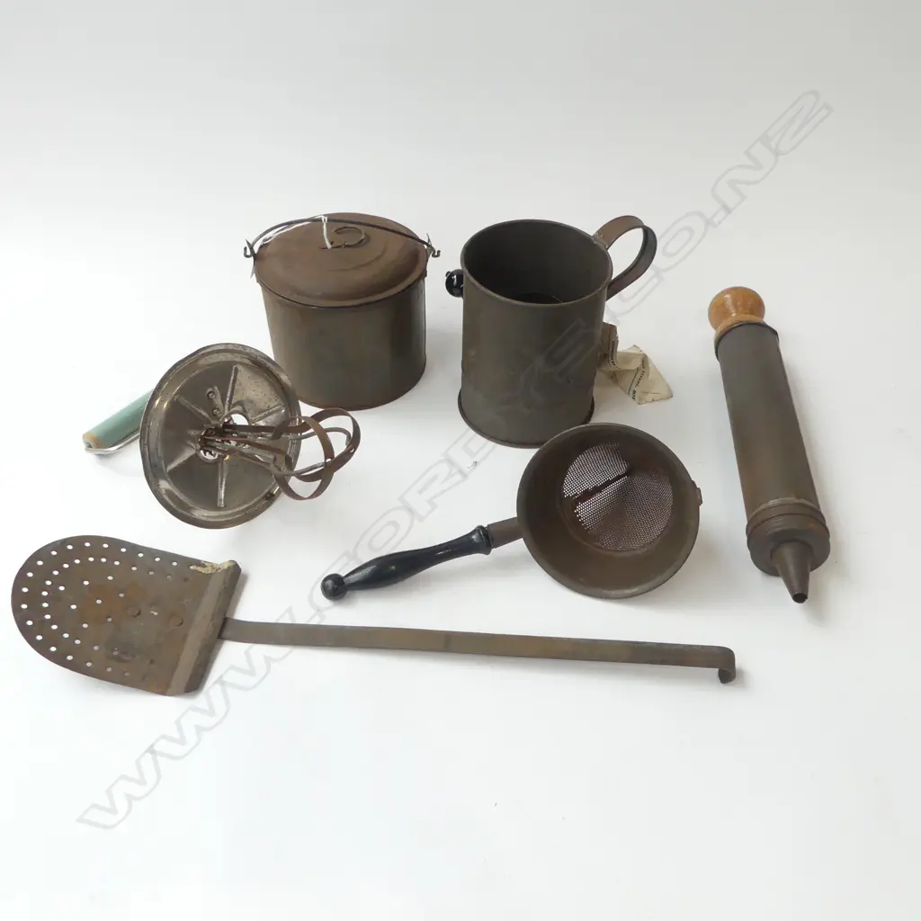 FIVE ANTIQUE KITCHENALIA ITEMS – SIFTER WITH OLD LABEL, STRAINER, EGGBEATER, BILLY CAN ETC Image 1++