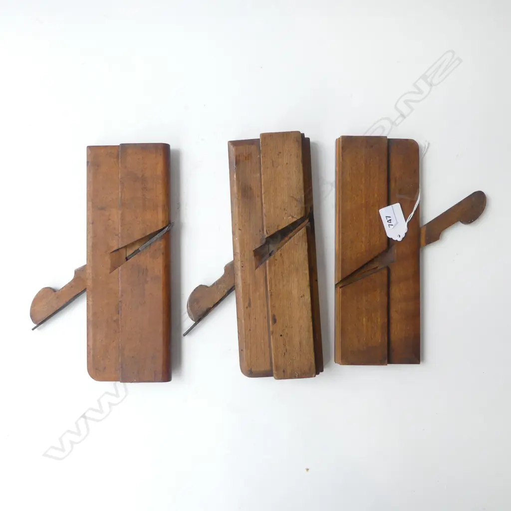 THREE ANTIQUE WOOD WORKING PLANES L.23CM Image 1++